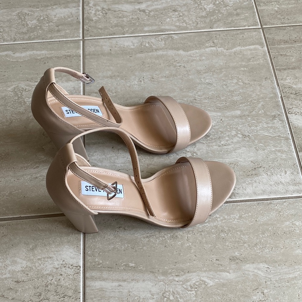 Steve Madden nude sandals